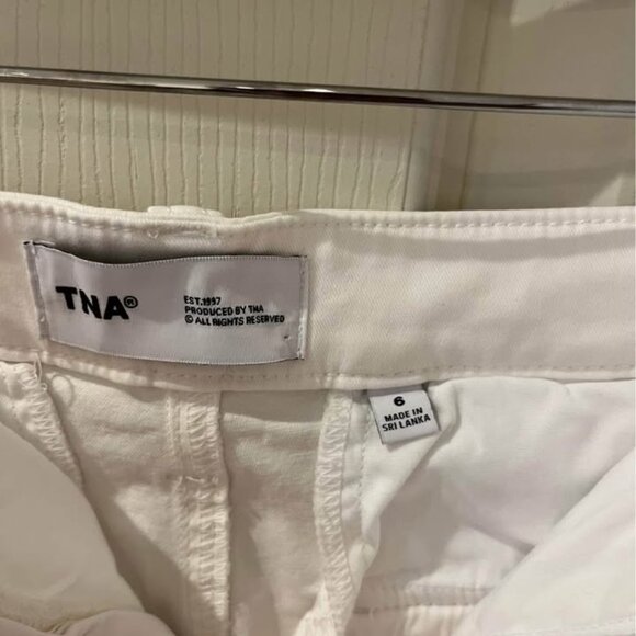 White cargo pants from TNA Aritzia size 6 - Picture 2 of 2